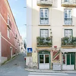Spacious, Bright And Newly Renovated 2 Bedroom Apartment, Lisbon Historical Center, Madragoa