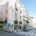 Spacious, Bright And Newly Renovated 2 Bedroom Apartment, Lisbon Historical Center, Madragoa