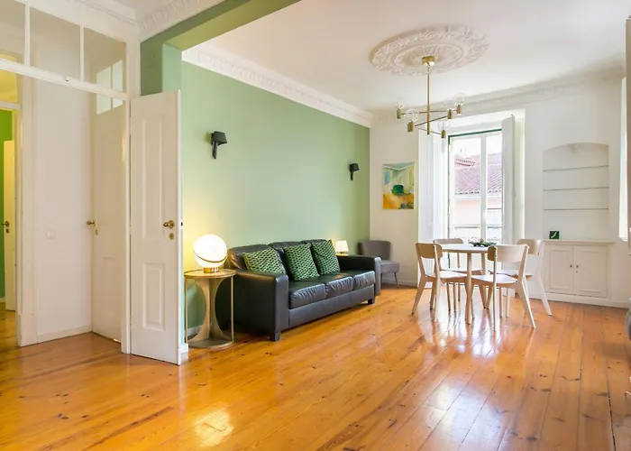 Spacious, Bright And Newly Renovated 2 Bedroom Apartment, Lisbon Historical Center, Madragoa