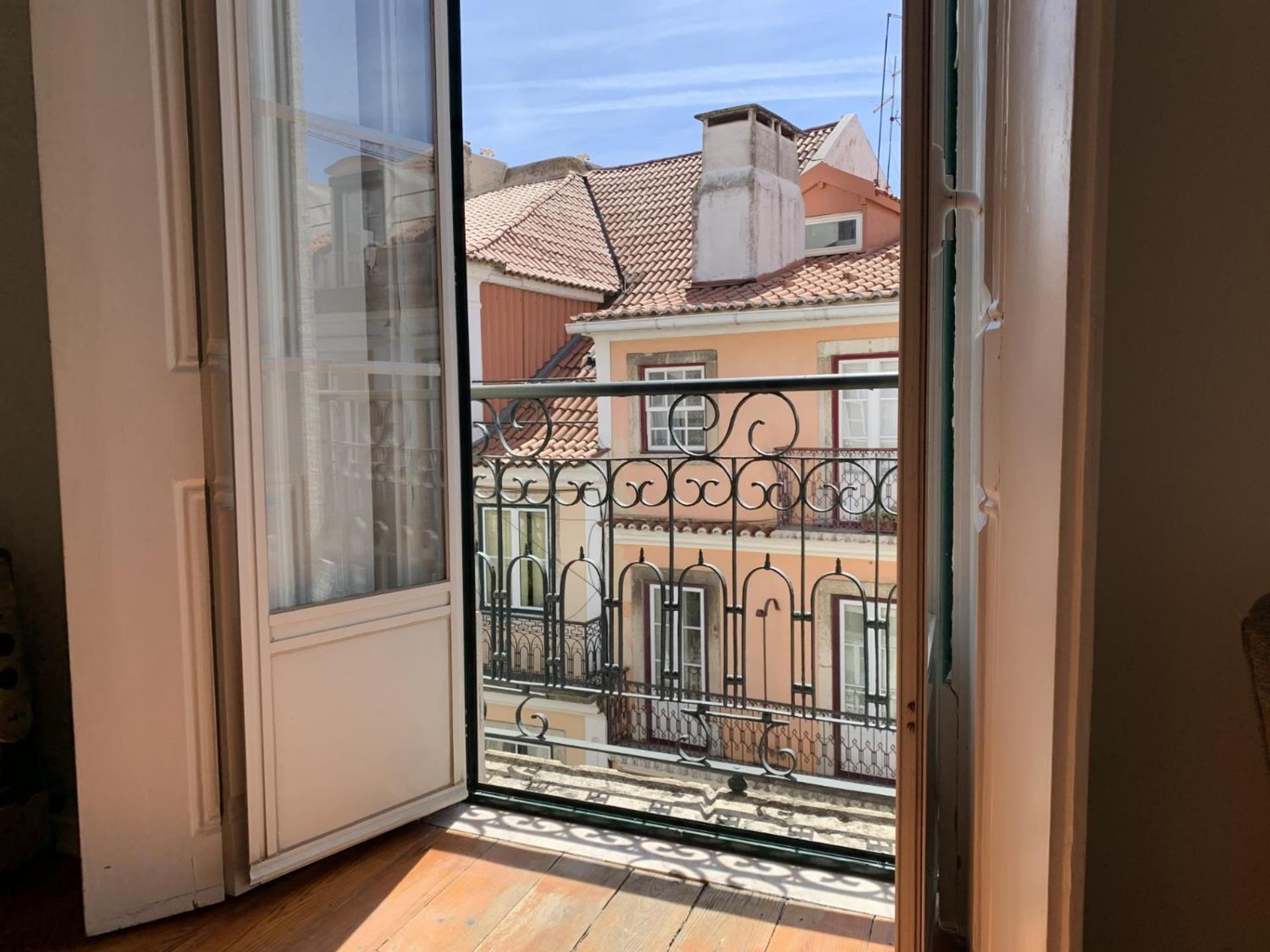 Spacious, Bright And Newly Renovated 2 Bedroom Apartment, Historical Center, Madragoa
