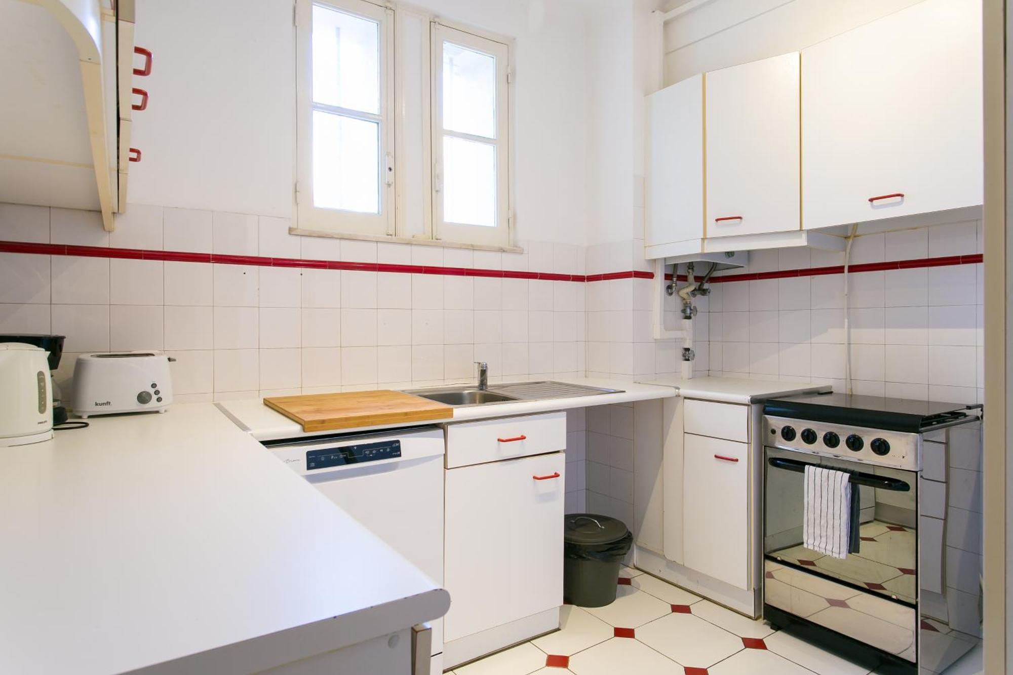 Spacious, Bright And Newly Renovated 2 Bedroom Apartment, Historical Center, Madragoa Apartment *