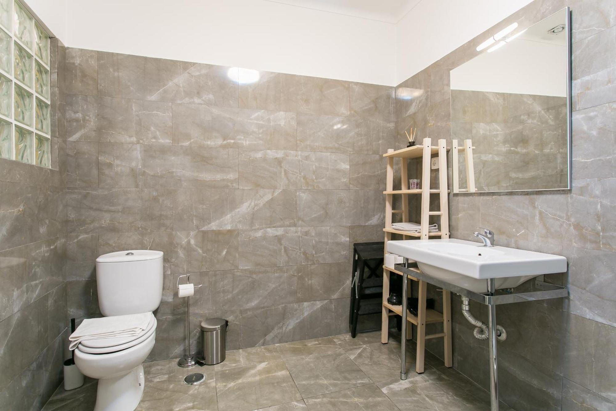 Spacious, Bright And Newly Renovated 2 Bedroom Apartment, Historical Center, Madragoa Lisbon