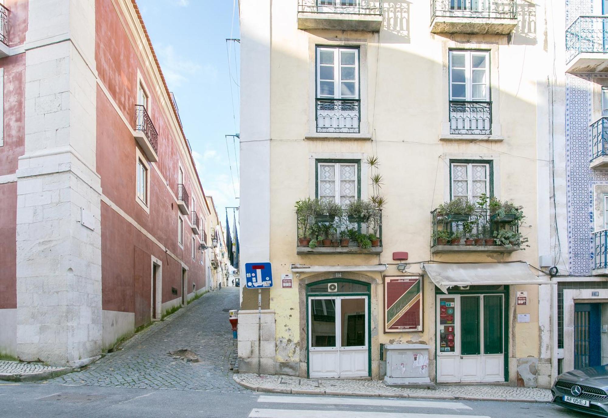 Spacious, Bright And Newly Renovated 2 Bedroom Apartment, Historical Center, Madragoa * Lisbon