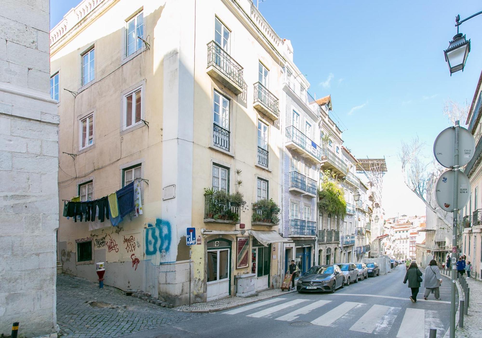 Spacious, Bright And Newly Renovated 2 Bedroom Apartment, Historical Center, Madragoa