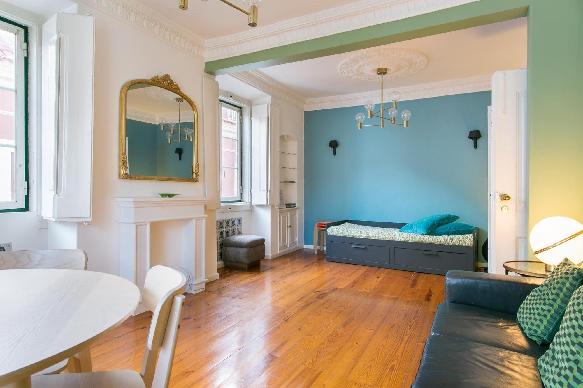 Spacious, Bright And Newly Renovated 2 Bedroom Apartment, Historical Center, Madragoa Lisbon