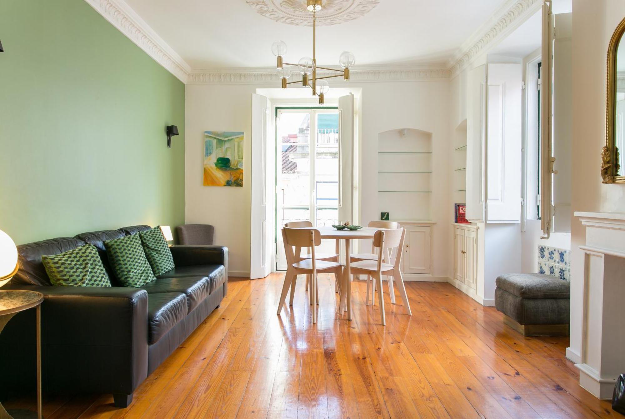 Spacious, Bright And Newly Renovated 2 Bedroom Apartment, Historical Center, Madragoa *