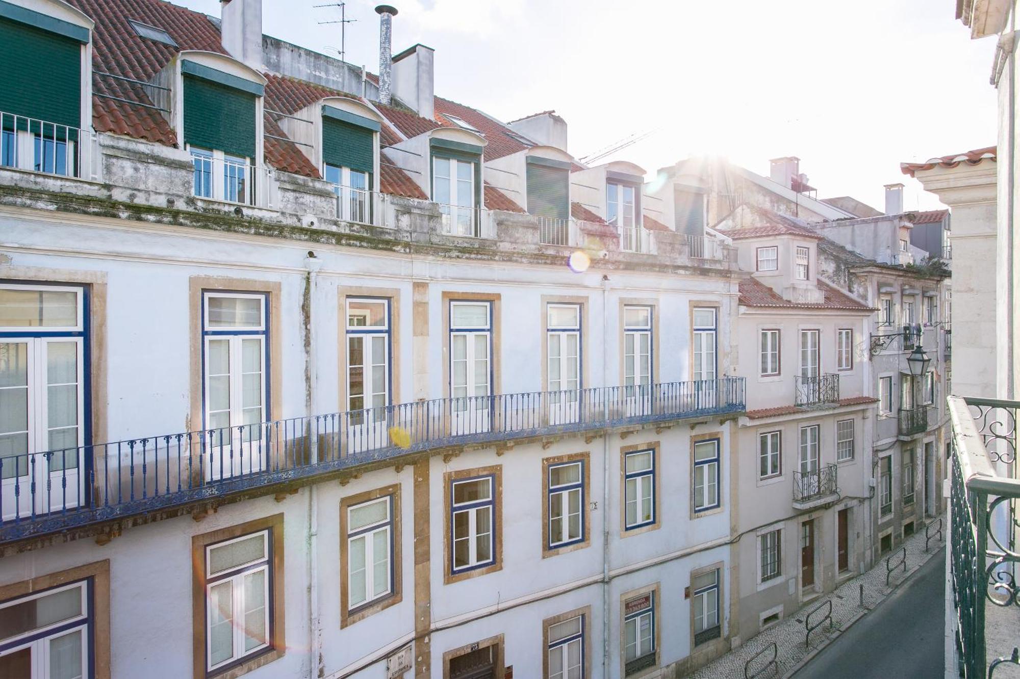 Spacious, Bright And Newly Renovated 2 Bedroom Apartment, Historical Center, Madragoa Lisbon